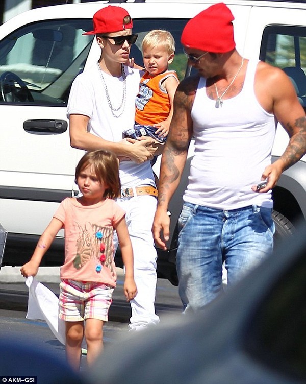 Justin bên cạnh bố và các em
